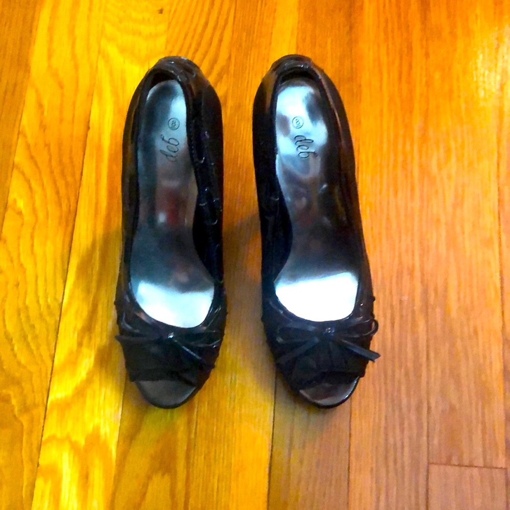 Black pumps